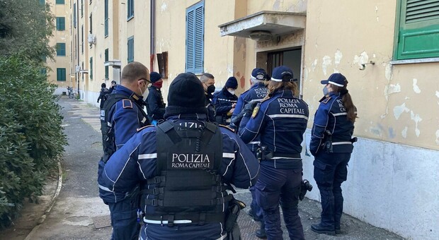 Lo sgombero in corso a San Basilio