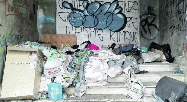 Una discarica a cielo aperto all'ex ufficio del registro: via i senzatetto ma resta il degrado