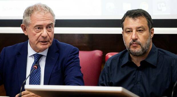 il ministro delle Imprese e del Made in Italy, Adolfo Urso con il vicepremier e ministro dei Trasporti Matteo Salvini