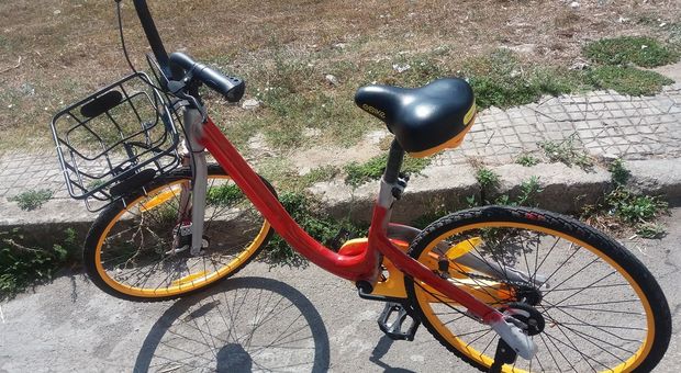 Dopo i vandali, i ladri. Rubata, riverniciata e rimessa in strada: trovata a Lequile una bici del servizio oBike di Lecce