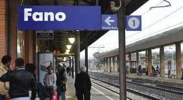 Fano, straziata dal treno in transito in stazione: muore a 40 anni, passeggeri sotto choc