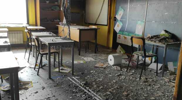 La scuola di via Palermo a Villalba di Guidonia bruciata dai vandali