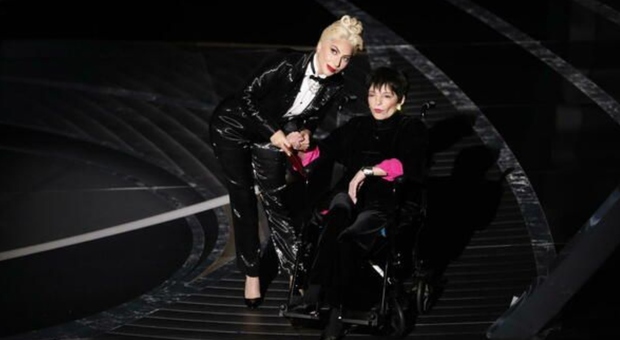 Oscar 2022, Liza Minnelli in sedia a rotelle sul palco accompagnata da Lady Gaga