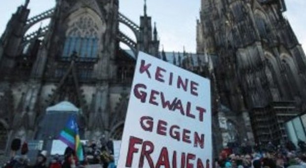 Colonia, scontri: sospeso corteo della destra. Merkel: "Chi commette reati, perderà l'asilo"