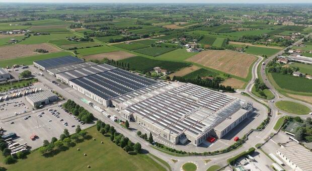 Impianto fotovoltaico da record a Treviso: i «moduli» portati in elicottero sul tetto dell'azienda Media Profili