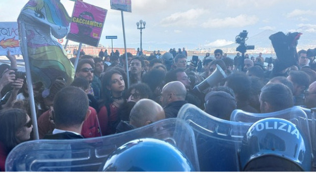Vannacci a Napoli, le proteste: «Napoli non ti vuole, fattene una ragione»