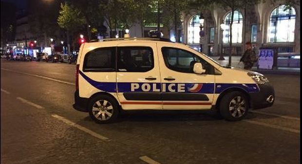 Sparatoria a Parigi, una testimone: «Le persone in strada piangevano»