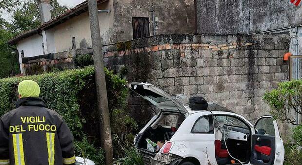 Auto si schianta contro il muro di una casa: gravissima la ragaza di 22 anni alla guida