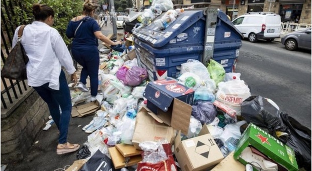 Roma, la mossa del Campidoglio per l'emergenza rifiuti: «Un piano da 93 milioni»