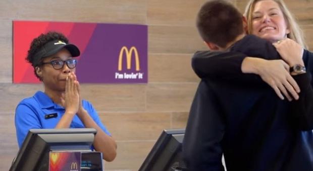 McDonald's rivoluziona i metodi di pagamento: si potrà pagare con selfie, abbracci e balli