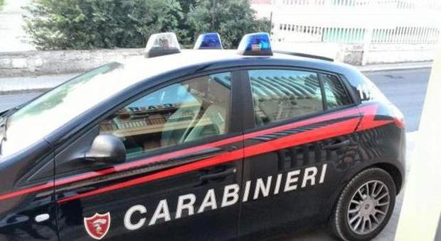 Passa con l'auto e vede i ladri in azione, i carabinieri prendono tre romeni