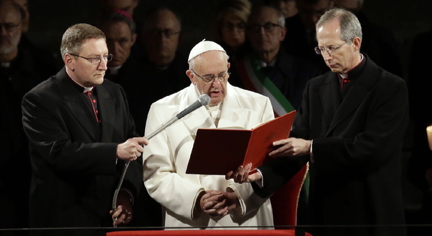 Papa Francesco alla Via Crucis: «I terroristi sono la nostra croce»
