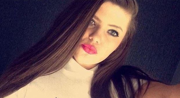 Karly viene trovata morta a 18 anni: nel giro di tre mesi aveva perso il fidanzato e due amici
