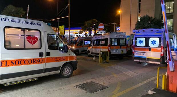 Covid a Napoli, l'ospedale Cardarelli in ginocchio: ambulanze in fila davanti al pronto soccorso