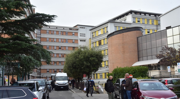 Terni, dopo la polemica il dg Chiarelli chiarisce: «In ospedale donne tutelate nel rispetto della legge 194»