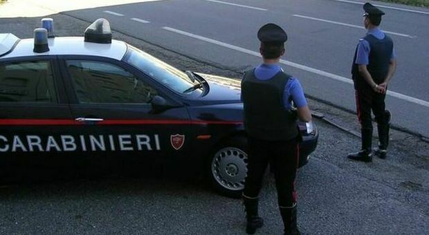 Perde il controllo dell'auto per fuggire ai carabinieri e sbatte contro il guardrail: denunciato. Ferita una ragazza