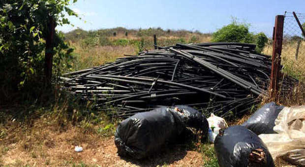 Aprilia, decine di tubi abbandonati: discarica abusiva accanto al monumento a Waters senior
