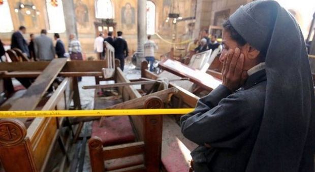 Egitto, strage di cristiani in due chiese: Bergoglio andrà al Cairo e lancia la sfida al terrore