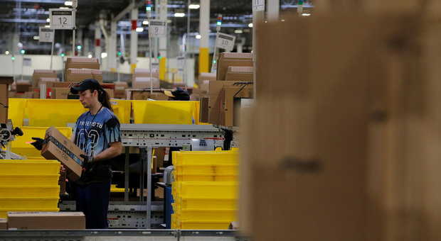 Amazon, arriva la diffida Agcom: «È servizio postale, si adatti alla normativa del settore»