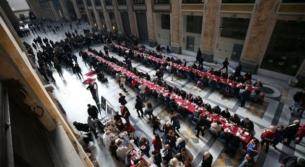 Napoli, pranzo di Natale per 250 poveri in Galleria Umberto col coro del San Carlo