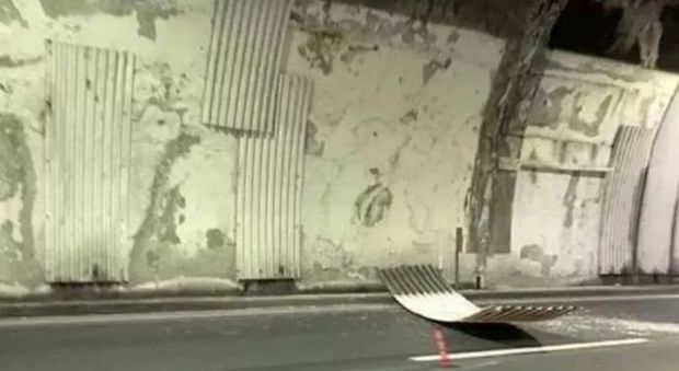 Genova, si stacca un pezzo di intonaco in una galleria dell'autostrada A10