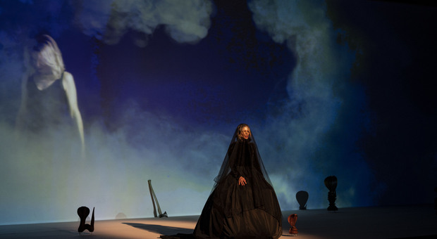 Resurrexit Cassandra, in scena al Teatro San Ferdinando lo spettacolo con Sonia Bergamasco