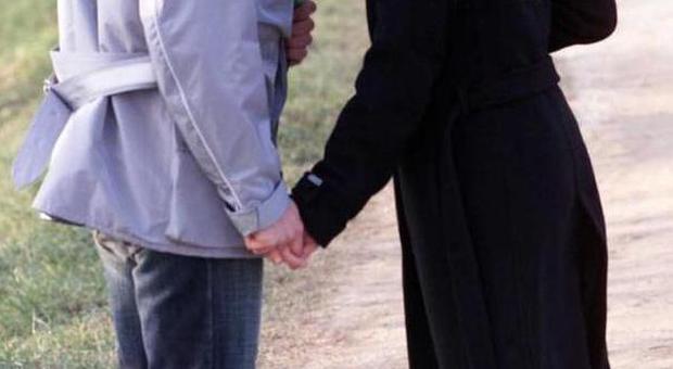 Rapisce la fidanzatina 15enne per sposarla: coppietta fermata in Romagna