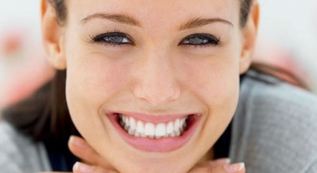 Denti, dieci consigli per mantenere il sorriso in estate