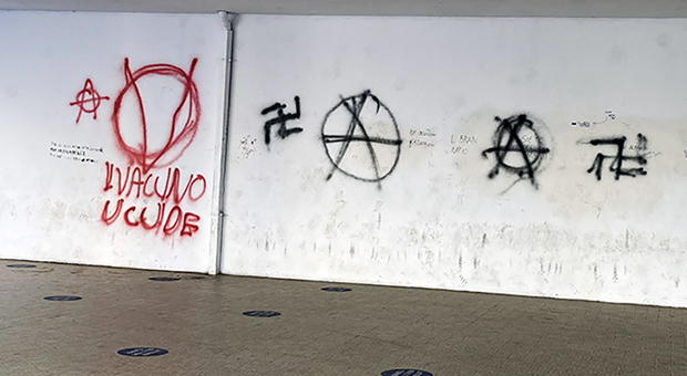 Simboli nazisti alla scuola Mercantini, memoria oltraggiata: L'ira del sindaco: «Atto gravissimo»