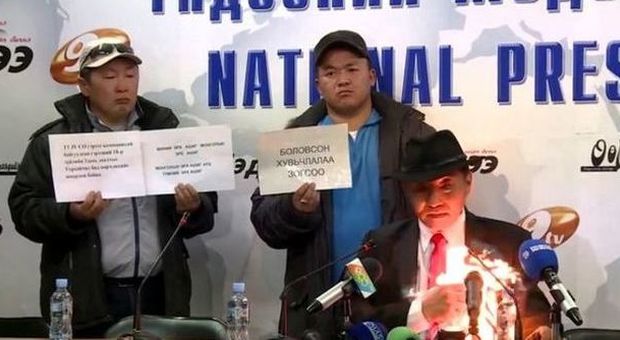 Mongolia, sindacalista si dà fuoco in conferenza stampa, protestava contro la privatizzazione delle miniere in Mongolia