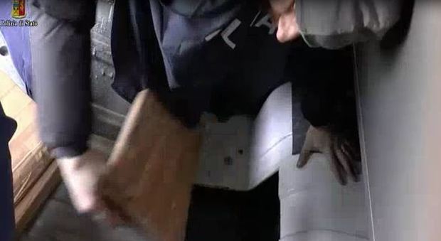 Sette chili di cocaina nel doppiofondo della cabina: arrestato camionista