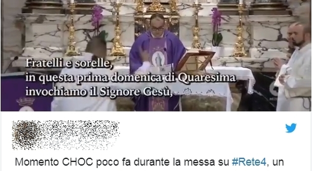 Roma, interrompe la messa in diretta tv urlando: «sono Dio». Portato via dalla polizia