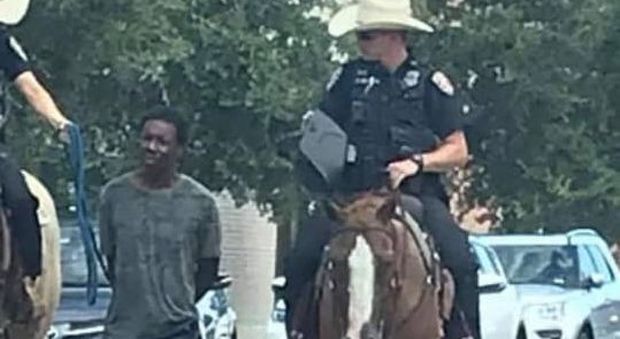 La polizia a cavallo trascina un nero "al guinzaglio": la foto su facebook, choc negli Usa