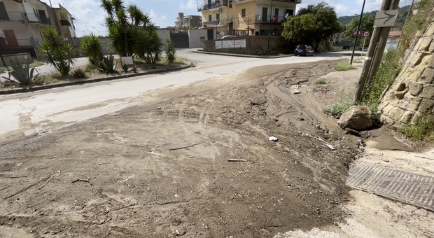 Maltempo a Napoli, bomba d'acqua e disagi in periferia: nuove colate di fango invadono Pianura