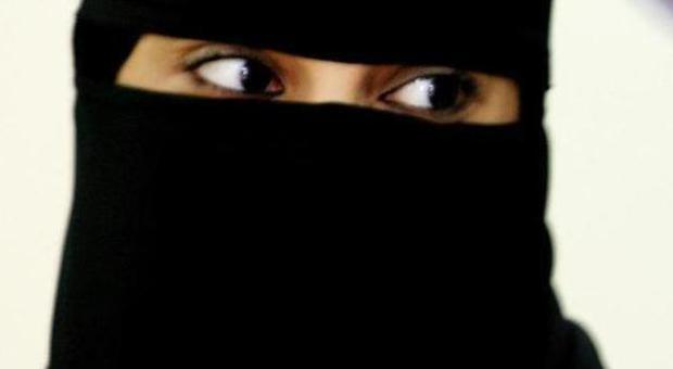 Arabia Saudita, sposa una donna a distanza, poi la guarda in faccia e chiede il divorzio