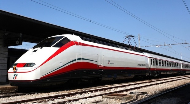 Treno Frecciabianca diretto in Calabria resta fermo due ore nel Casertano