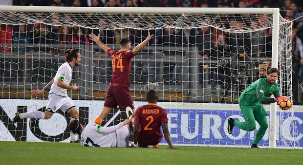 Un rigore di Totti regala il derby Roma batte Cesena 2-1 al 97'