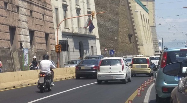 Napoli: preferenziali chiuse per lavori, nuovi disagi in via Acton