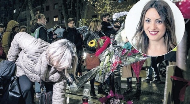 Martina Scialdone uccisa, fiori e lacrime durante la fiaccolata. «Roma non dimenticherà»