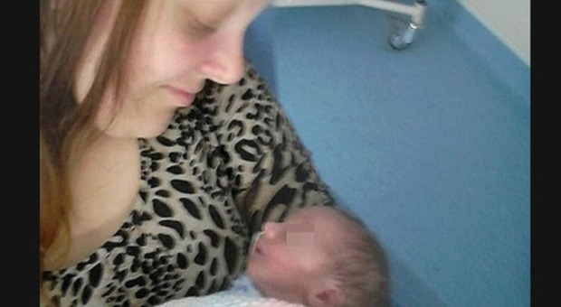Madre di 5 figli partorisce nel wc: "Non sapevo fossi incinta"