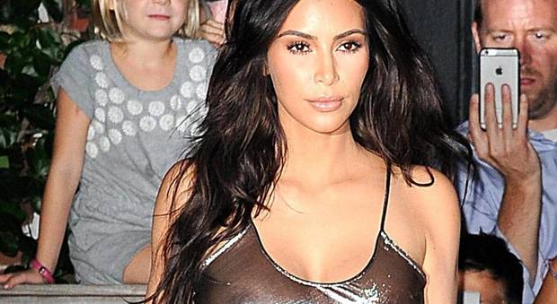 Kim Kardashian, sexy trasparenze: ma il look è tutto sbagliato