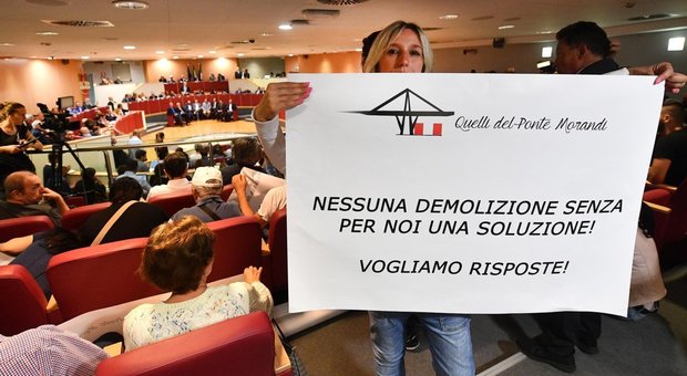 Genova, la rabbia degli sfollati in consiglio regionale: «Rispetto, ci siamo noi prima delle imprese»