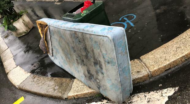 Il cestino scambiato per discarica: materasso abbandonato nel cuore di Milano FOTO