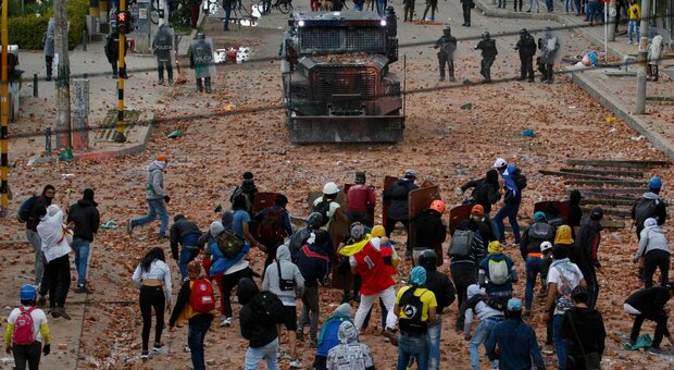 Colombia, 13 morti a Cali negli scontri con l'esercito: fischi e insulti per il presidente Iván Duque