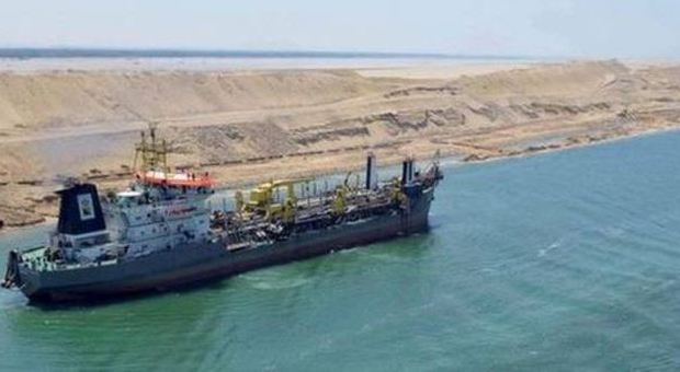 Egitto, il canale di Suez raddoppia: al-Sisi su yacht con capi di Stato. Per la prima volta si incrociano 2 navi
