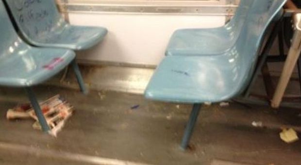«Vagoni troppo sporchi», Trenitalia condannata a risarcire uno studente per problemi di salute