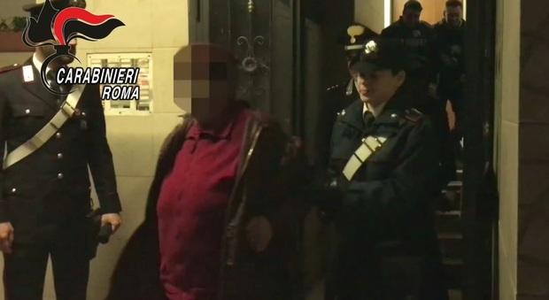 Roma, smantellata gang di parcheggiatori abusivi: il boss era “Rosetta”, una 71enne di origini calabresi