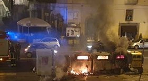 Napoli, cassonetti incendiati a Monteoliveto: «C’è un preciso piano criminale?»