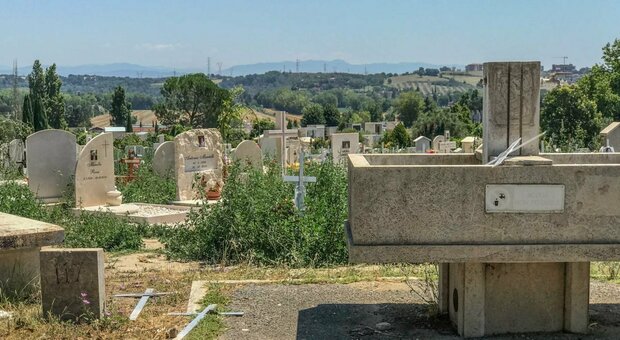 Roma, nuovo caso cremazioni: «Da 50 giorni in attesa di far cremare mio nonno»