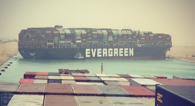 Nave container si incaglia nel canale di Suez: bloccato il traffico marittimo